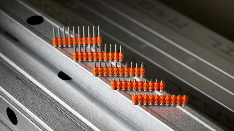 Ghid practic pentru alegerea corectă a cuielor în funcție de aplicație – cuie pentru beton și metal